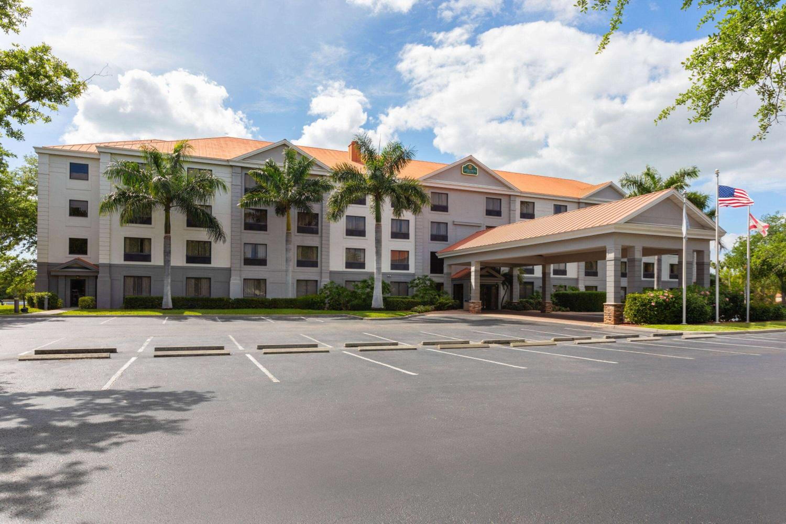 Hotel La Quinta by Wyndham Bonita Springs Naples North - Image 1