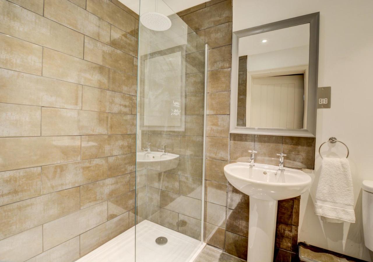 10 Bed in Briston oc-mjbrdb