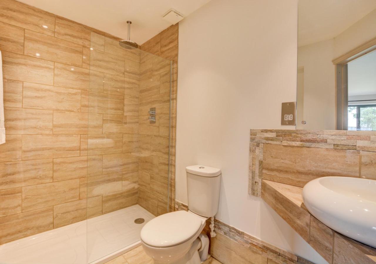 10 Bed in Briston oc-mjbrdb