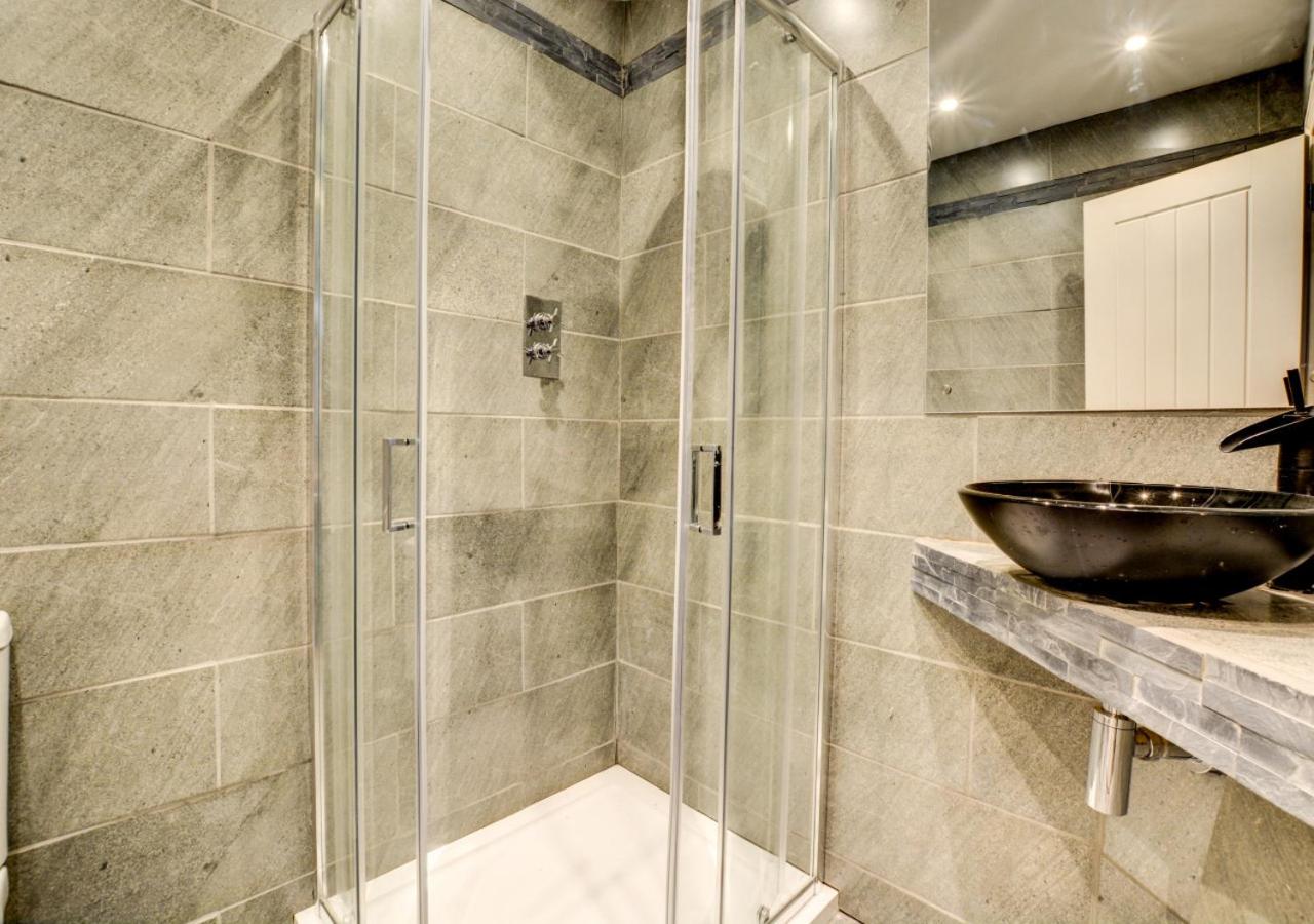 10 Bed in Briston oc-mjbrdb
