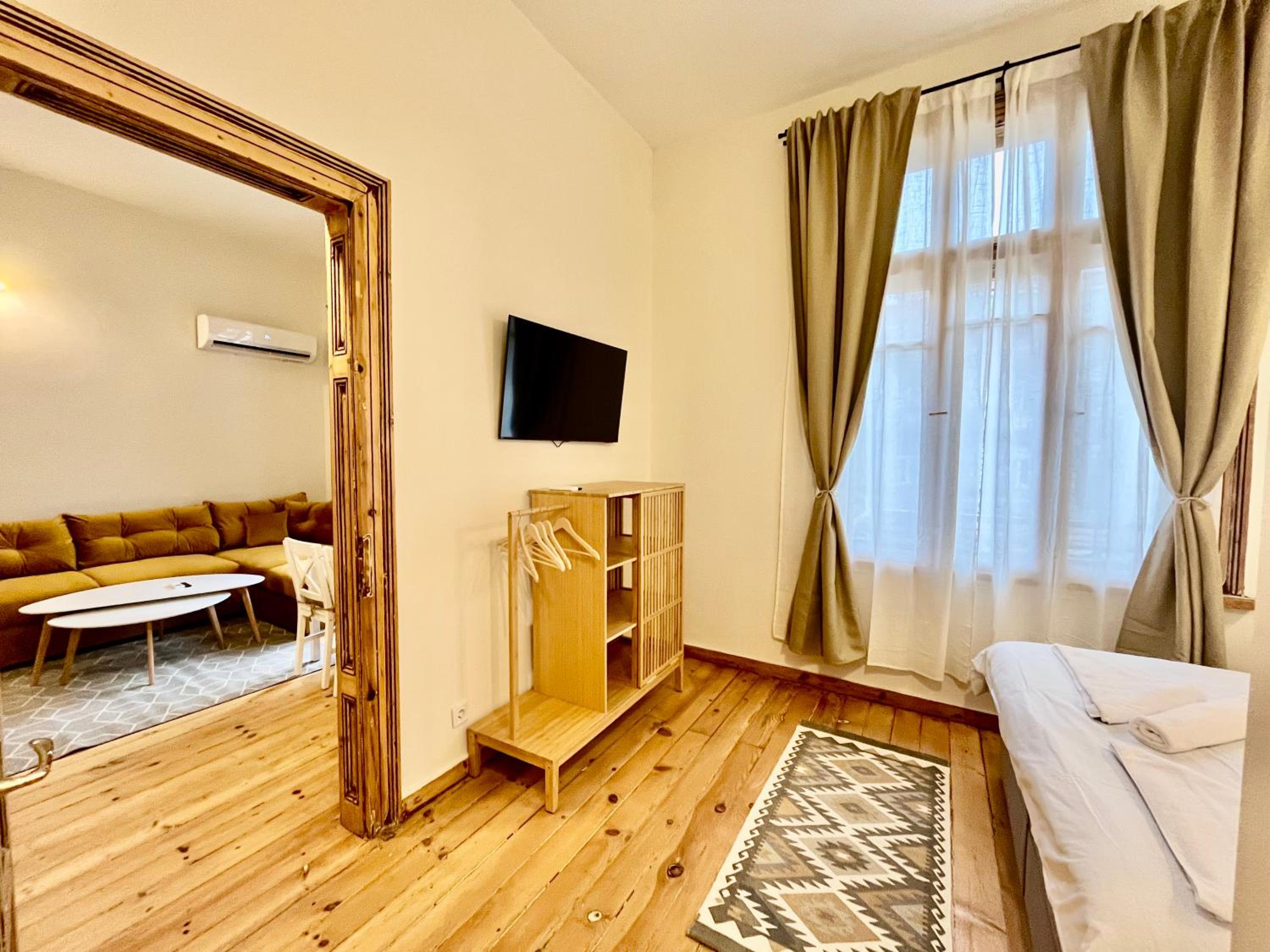 SKYLER VINTAGE APARTMENTS