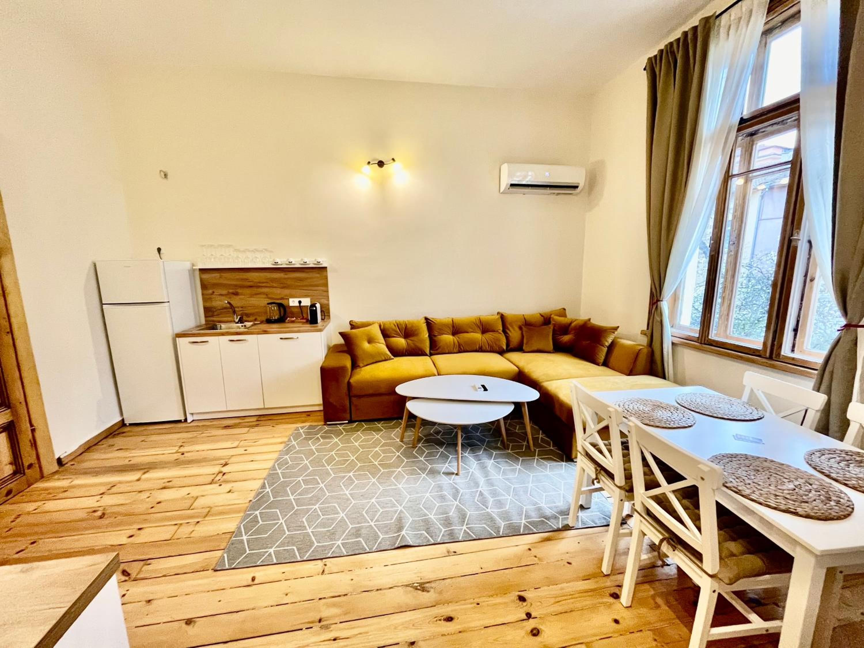 SKYLER VINTAGE APARTMENTS