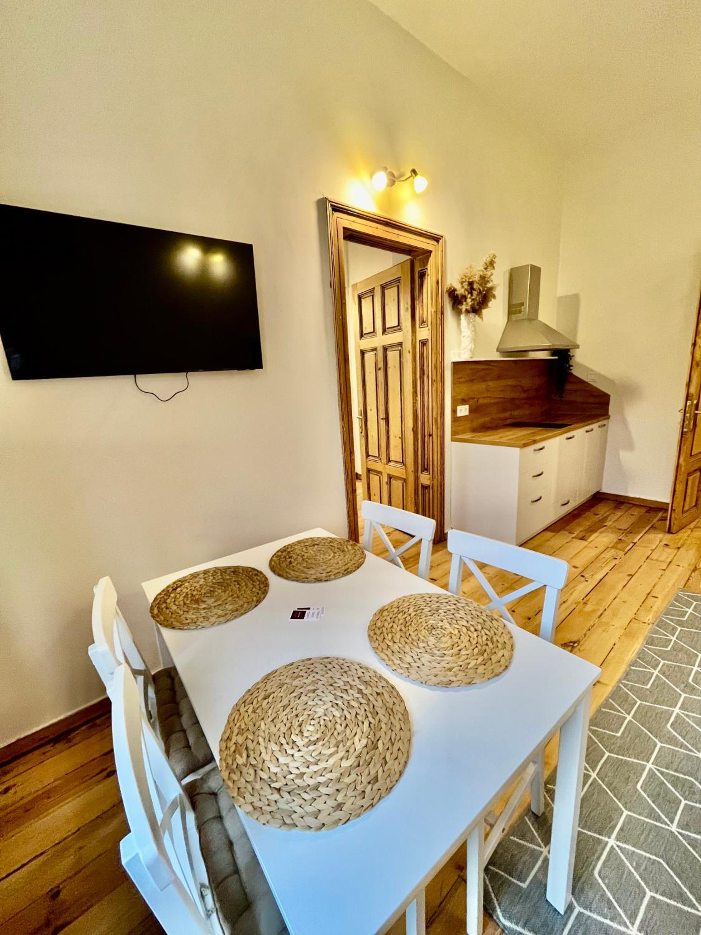 SKYLER VINTAGE APARTMENTS