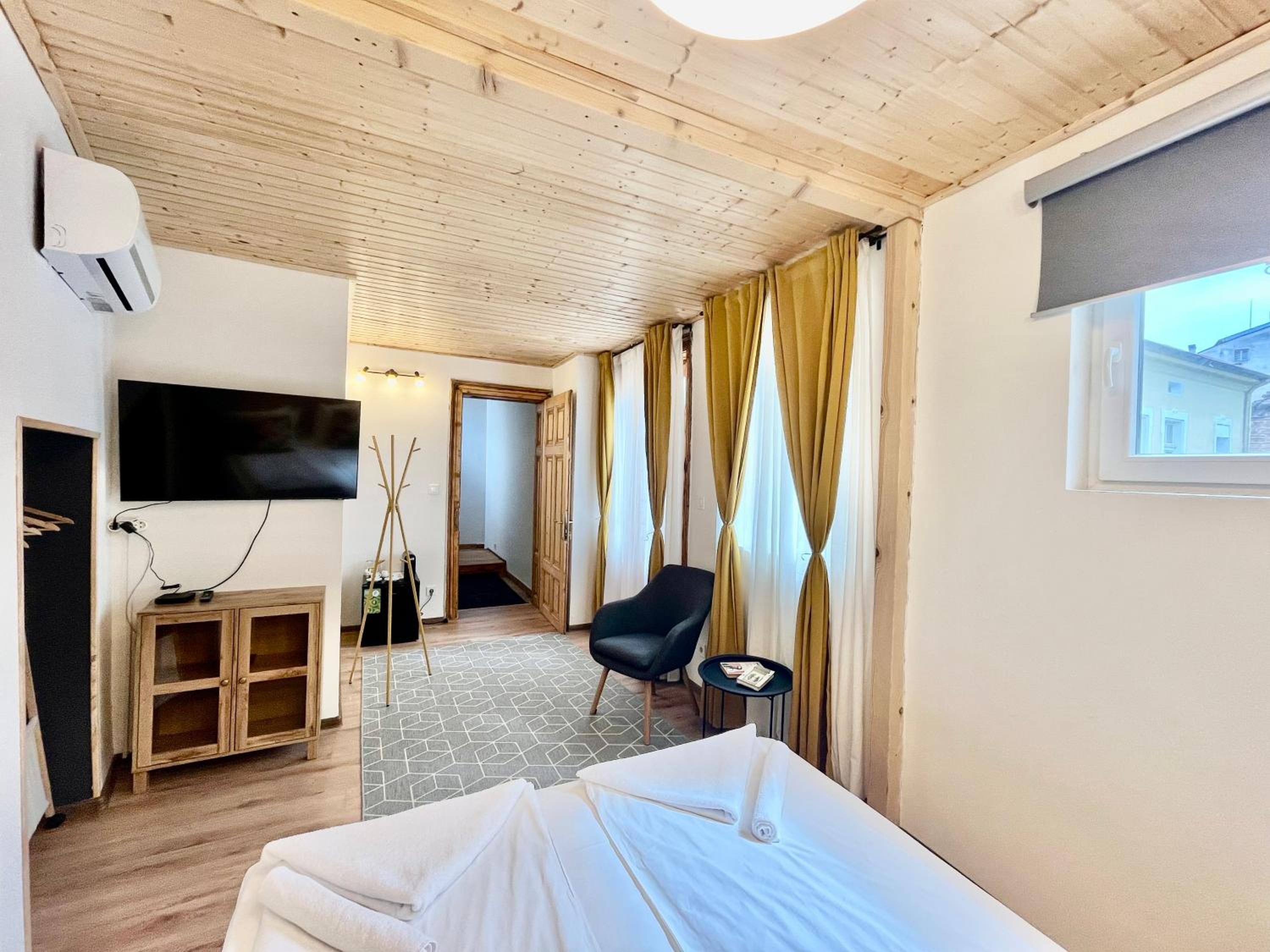 SKYLER VINTAGE APARTMENTS