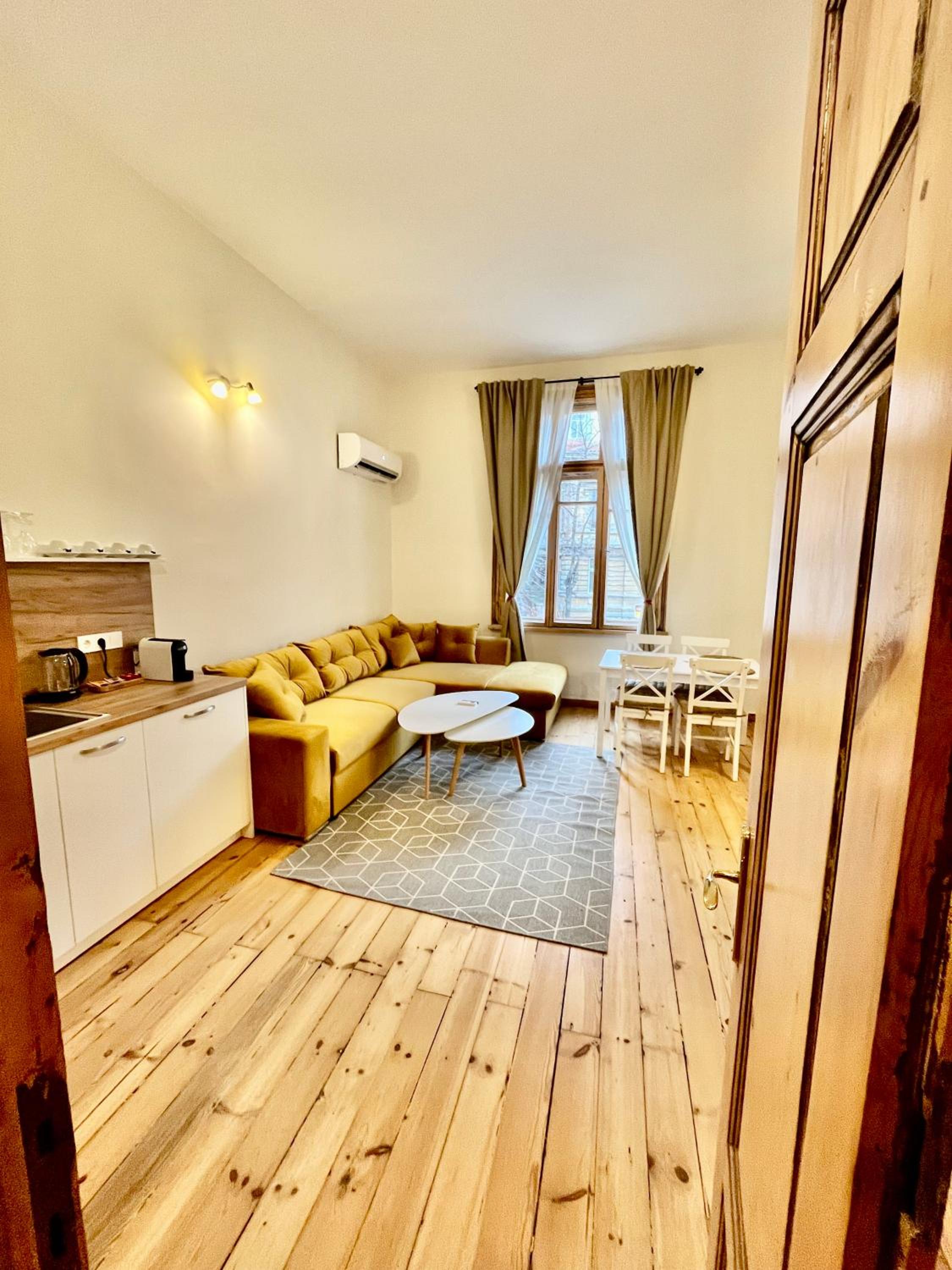 SKYLER VINTAGE APARTMENTS