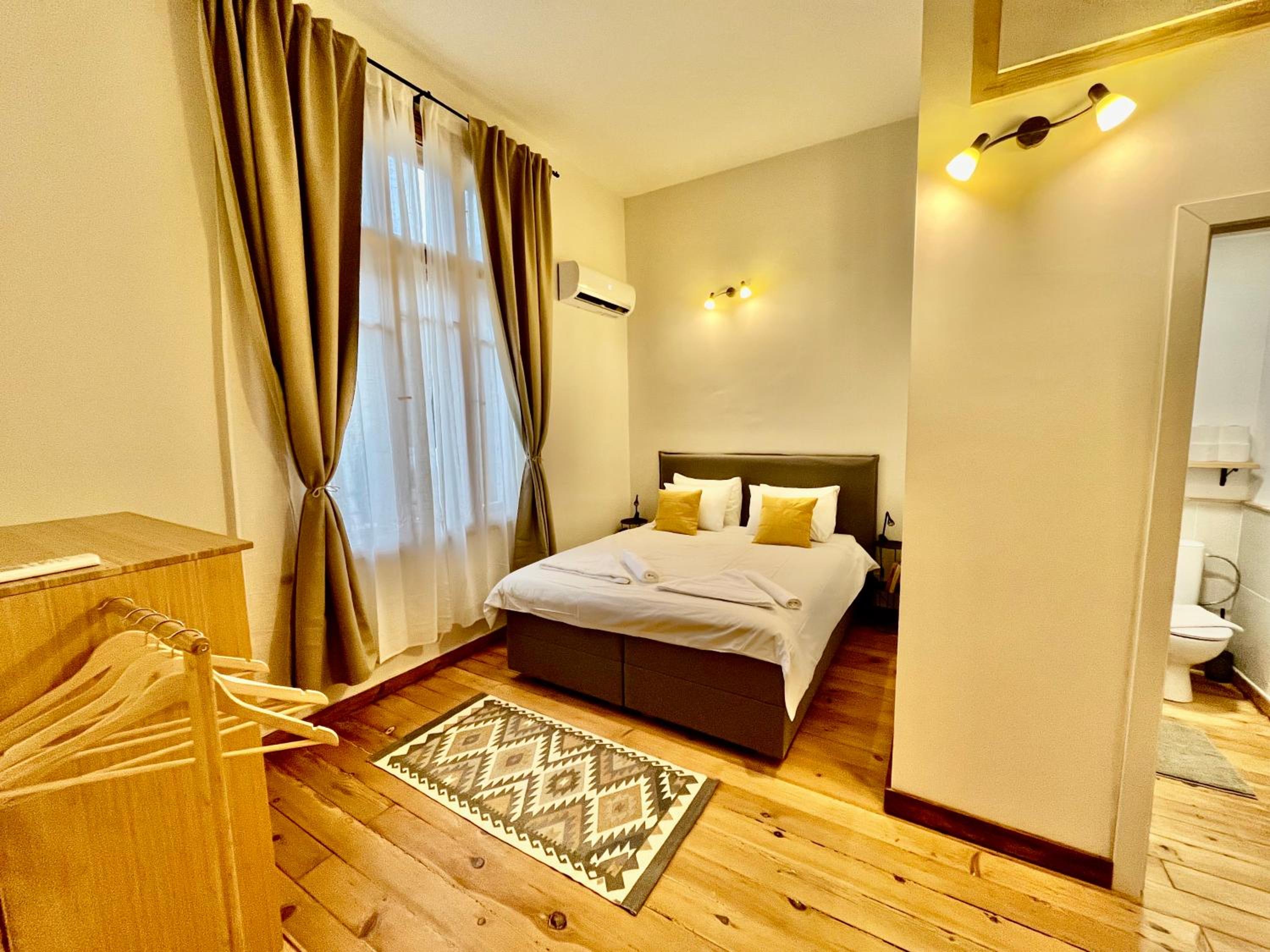 SKYLER VINTAGE APARTMENTS