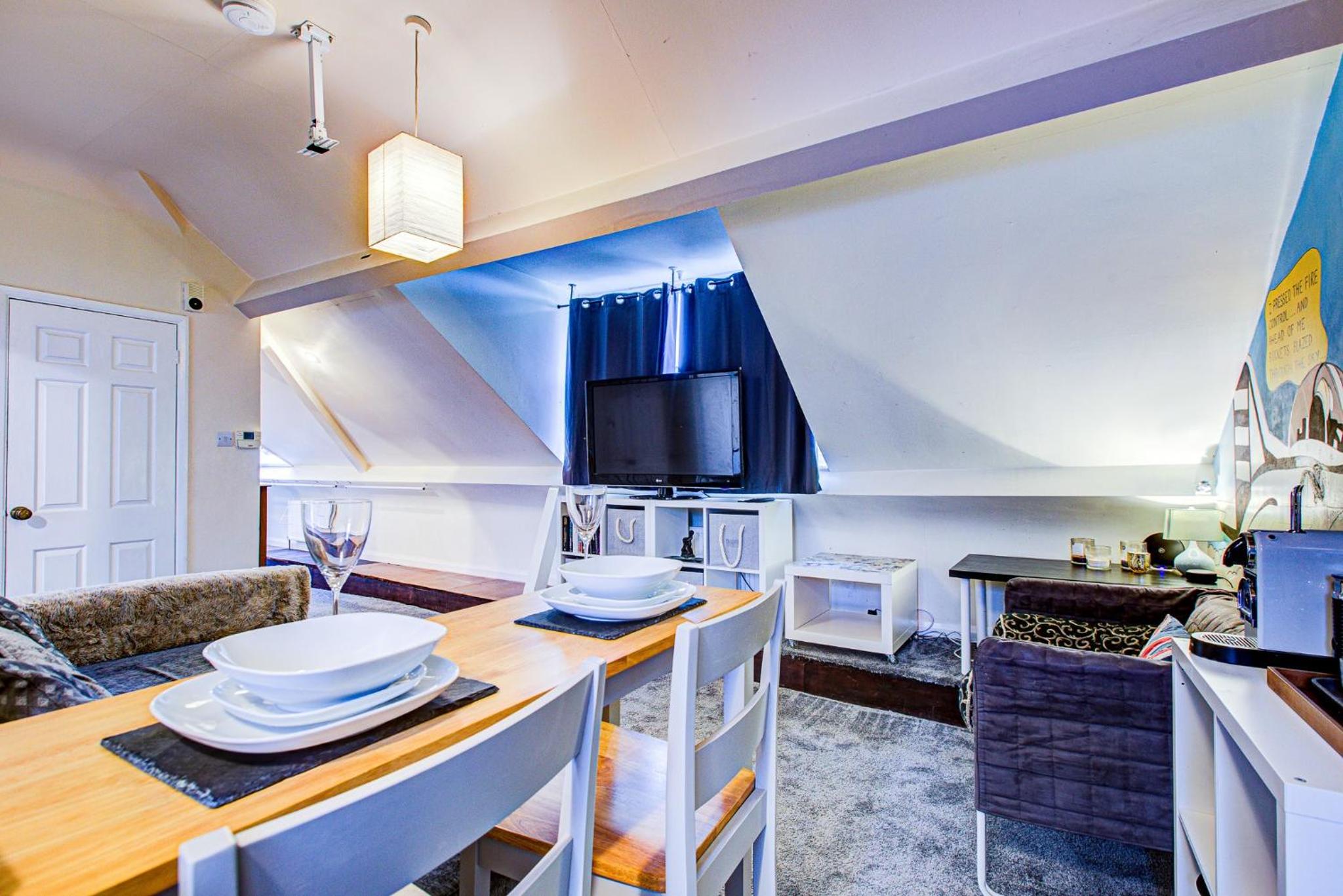 Entire artistic open-apartment