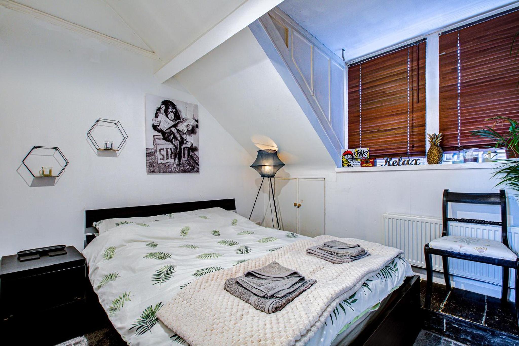 Entire artistic open-apartment