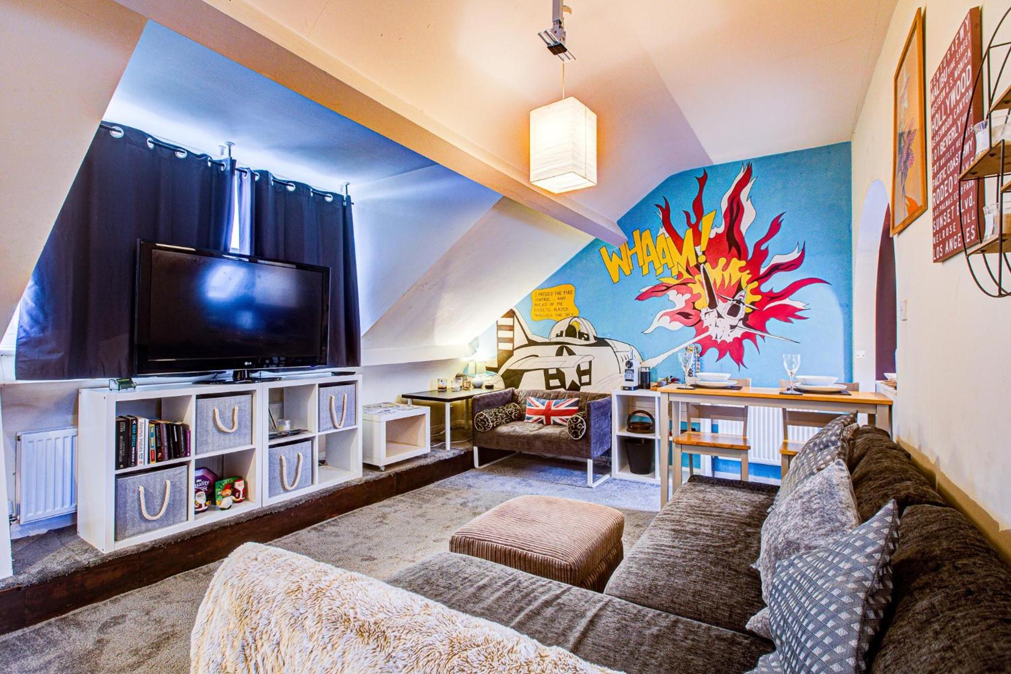 Entire artistic open-apartment