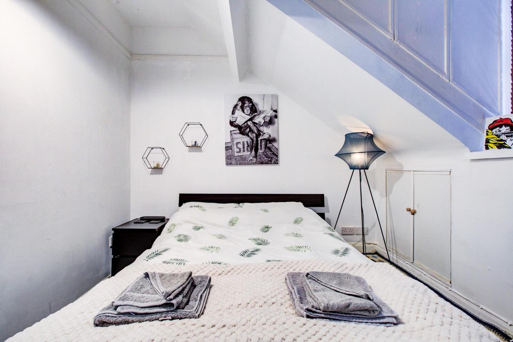 Entire artistic open-apartment