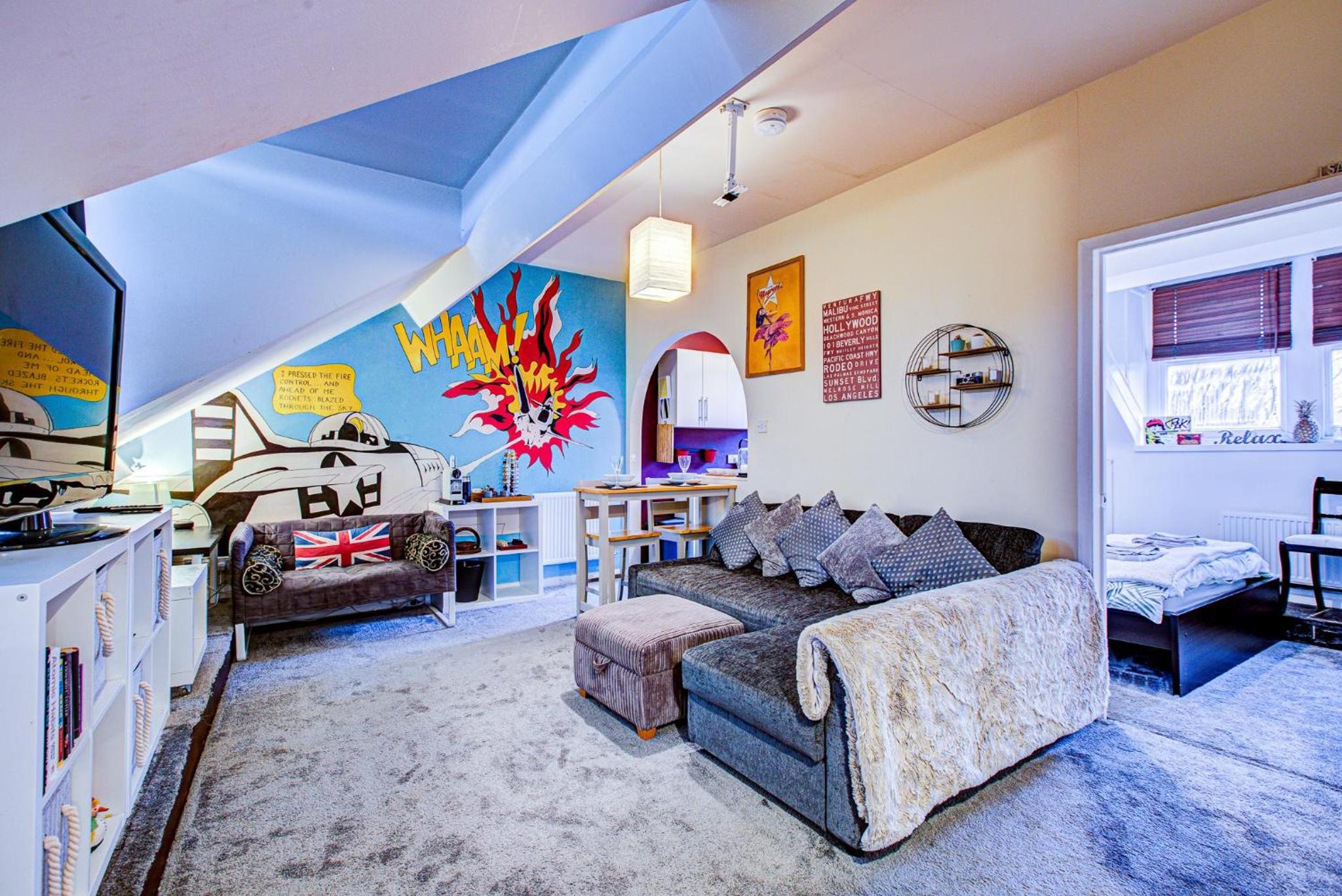 Entire artistic open-apartment