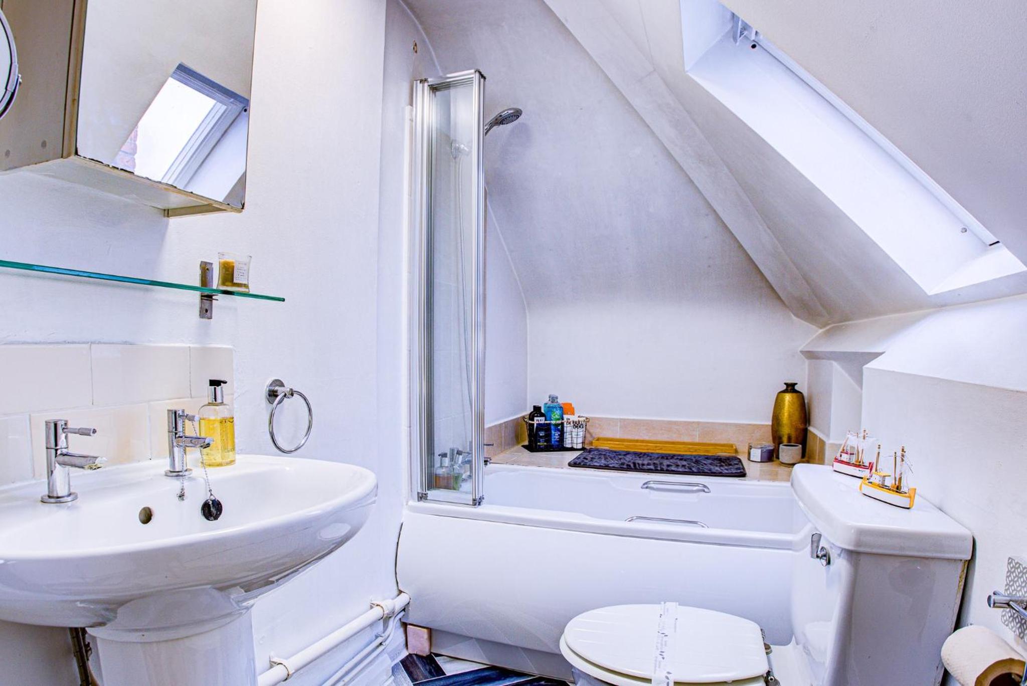 Entire artistic open-apartment
