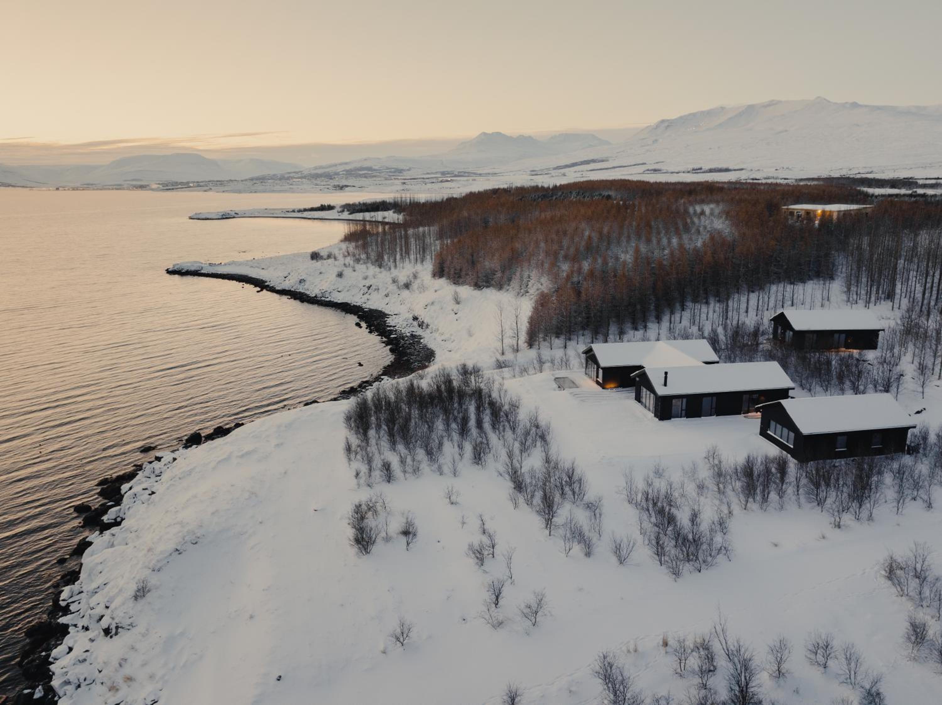 Svart Lodge view 4