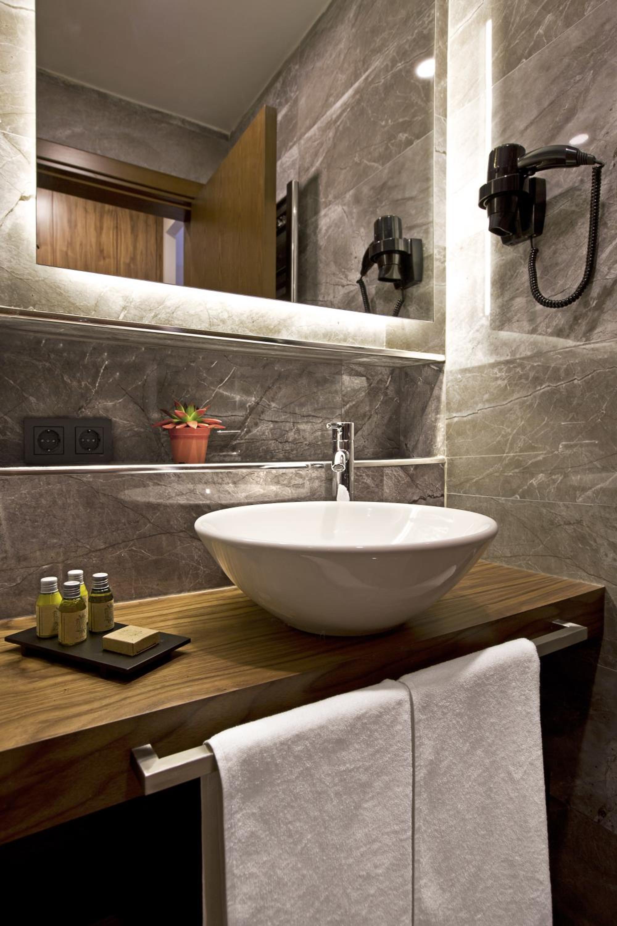 Snog Rooms & Suites - Image 16