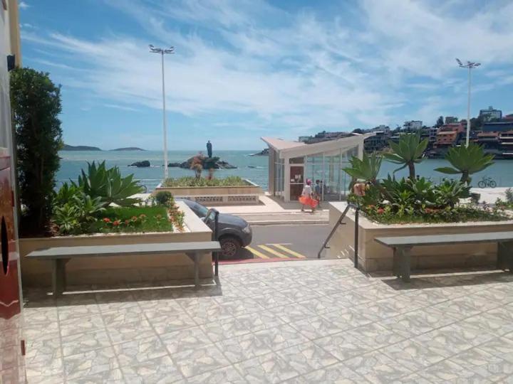 Beira-mar, vista e localização - Pé na Areia -