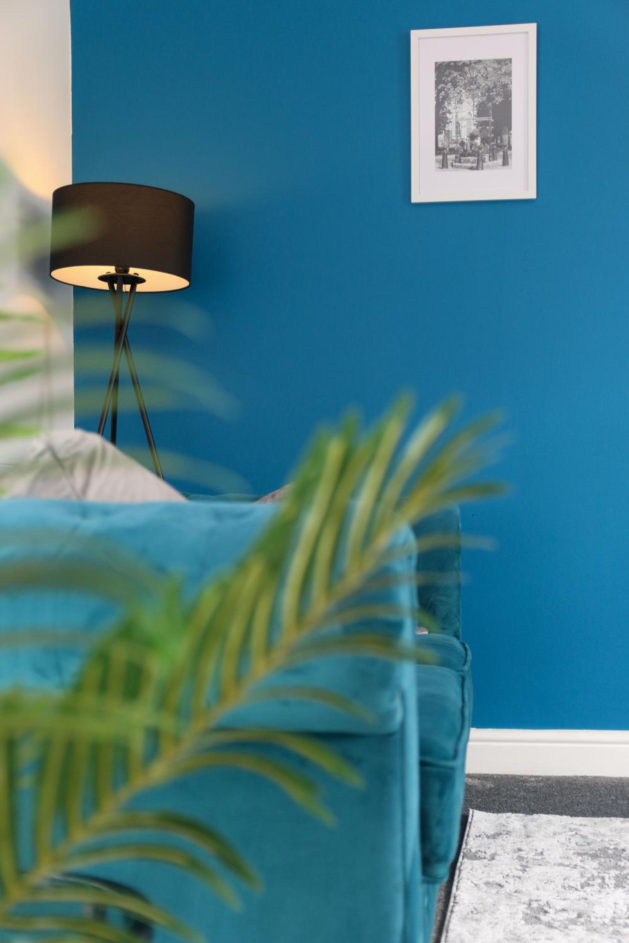 Inviting 2-Bed apartments - Perfect for Contractors & Business Travellers Parking - Wi-Fi - Netflix view 5