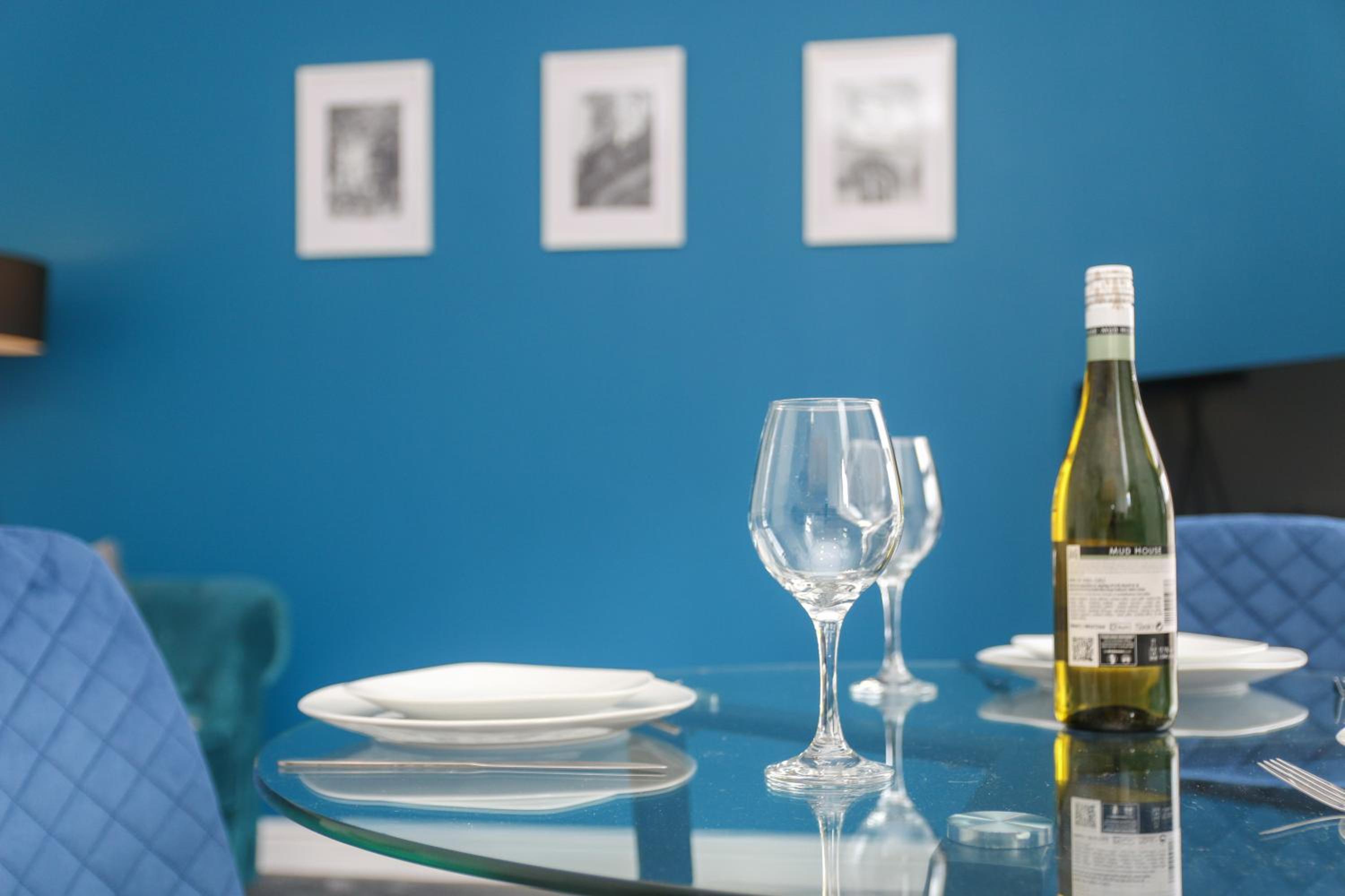 Inviting 2-Bed apartments - Perfect for Contractors & Business Travellers Parking - Wi-Fi - Netflix view 2