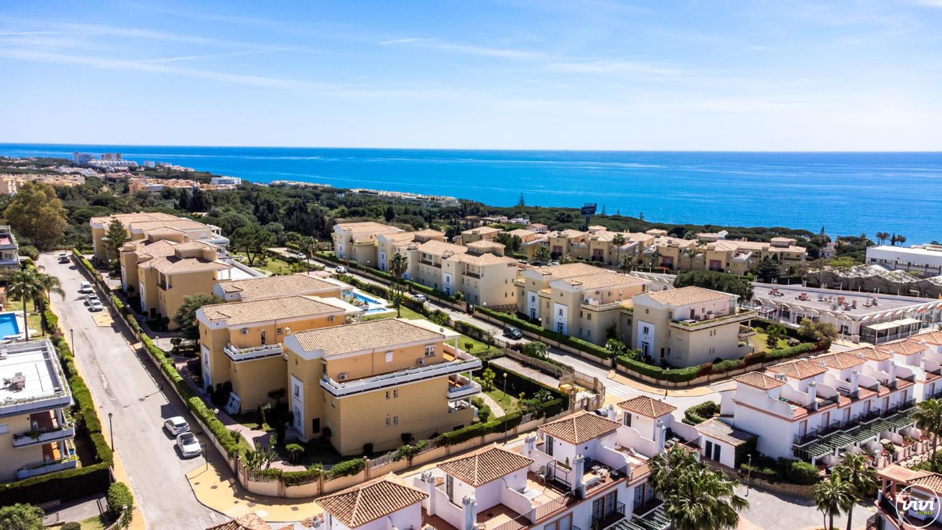 ViVi Homes - Rome Pool, Garden, Golf & Beach