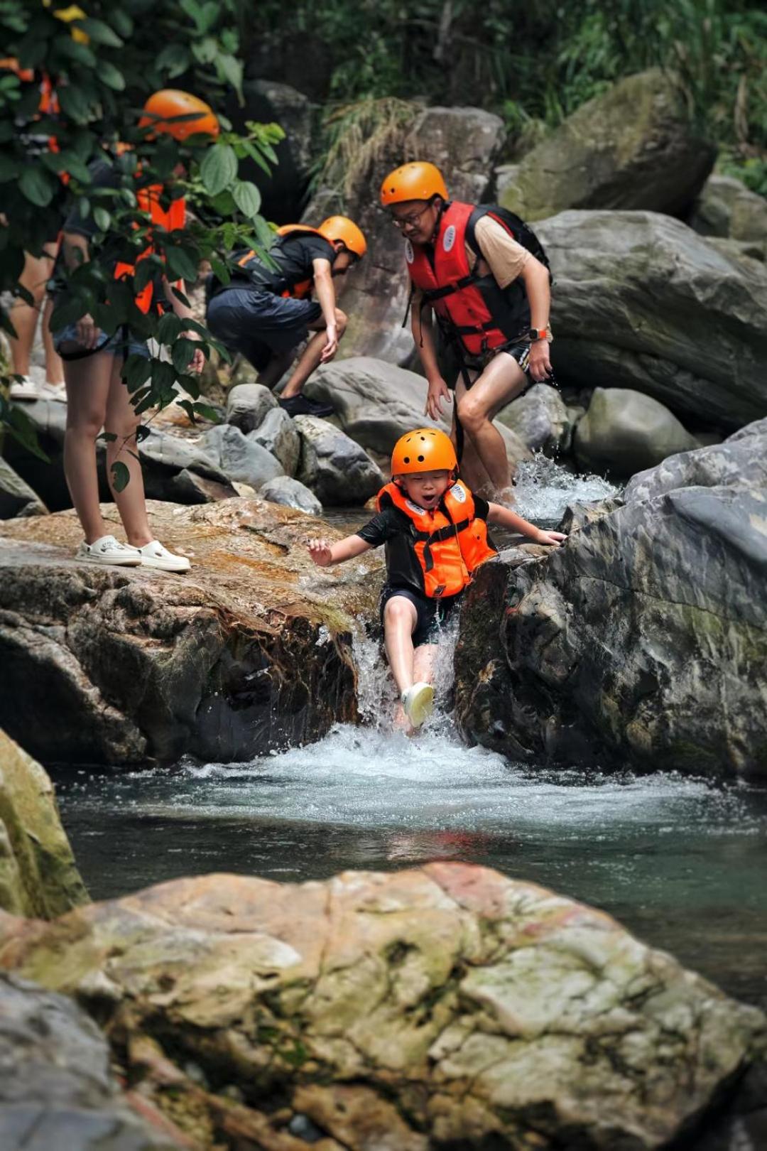 Yangshuo River Lodge Hotel--English speaking team&Swimming pool&Activties organized&Free pick up from Airport or TS over 3 nights