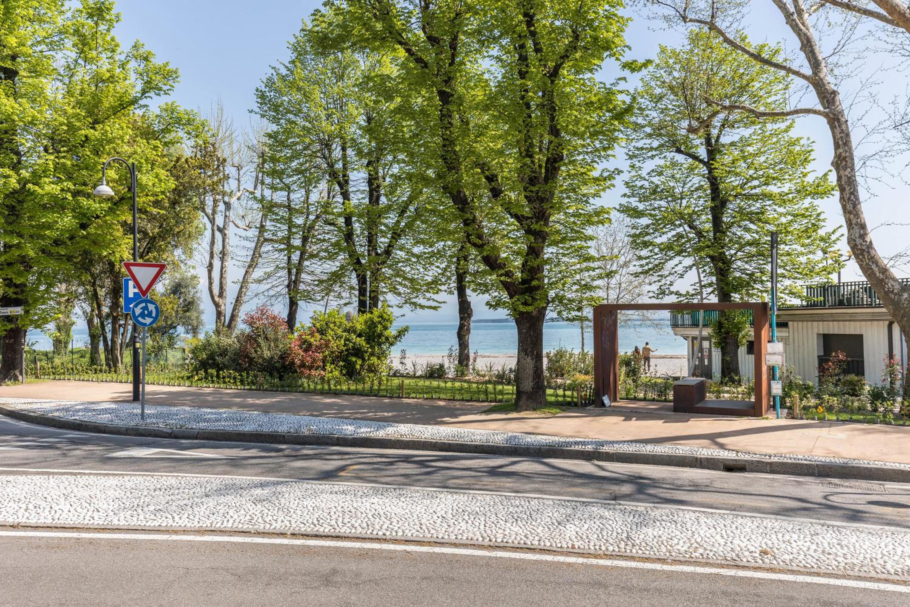Lake Apartment Desenzano view 3