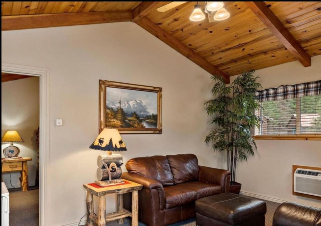Cabin 1 at Southfork Lodge- sleeps up to 2