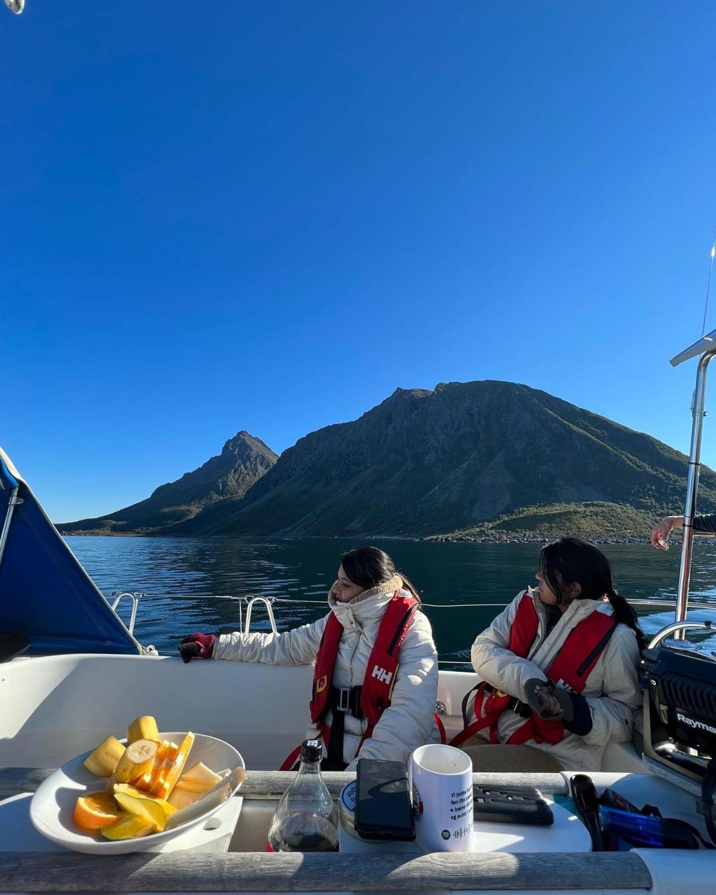 Weekend liveaboard sailing tour