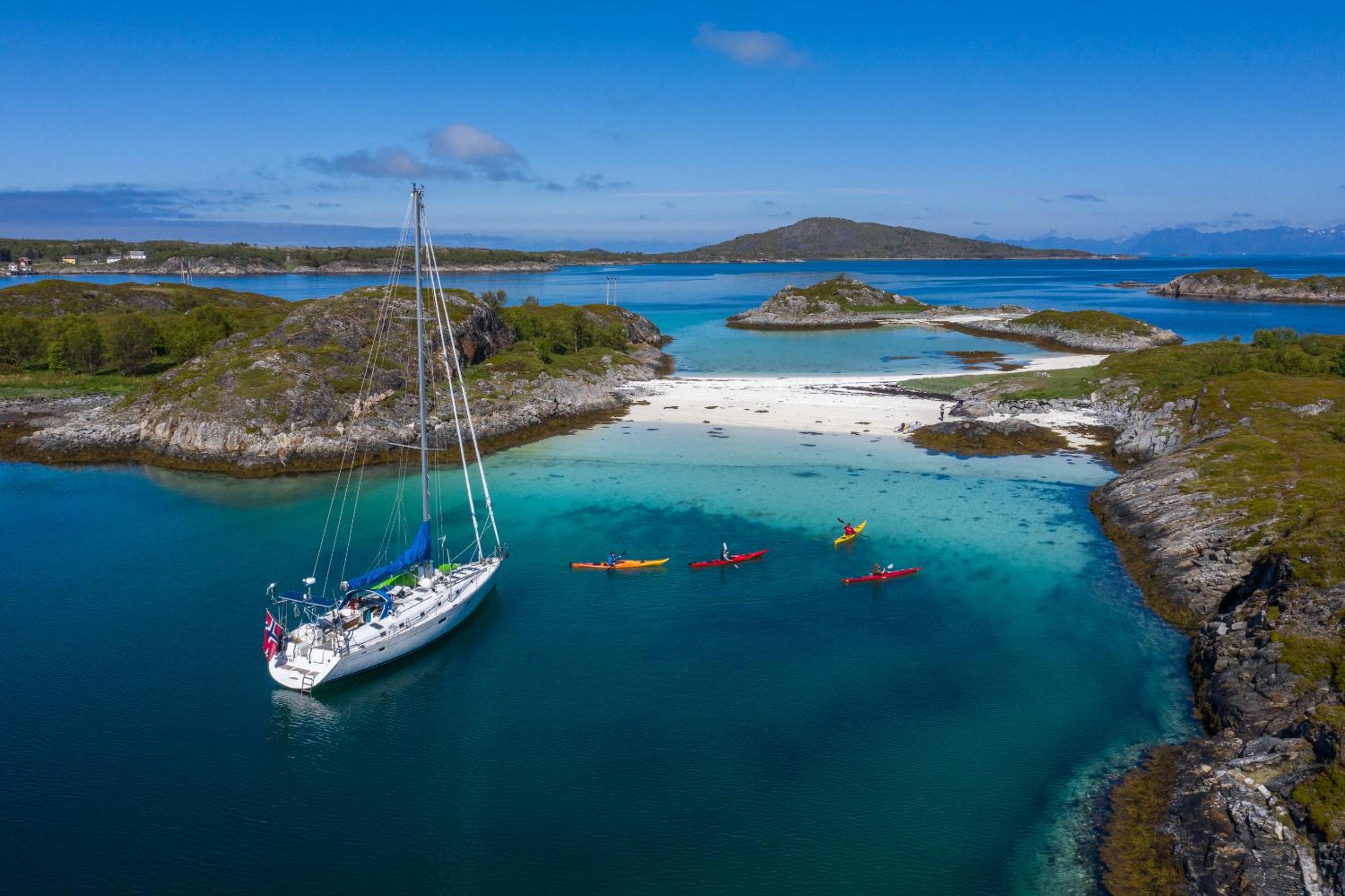 Weekend liveaboard sailing tour