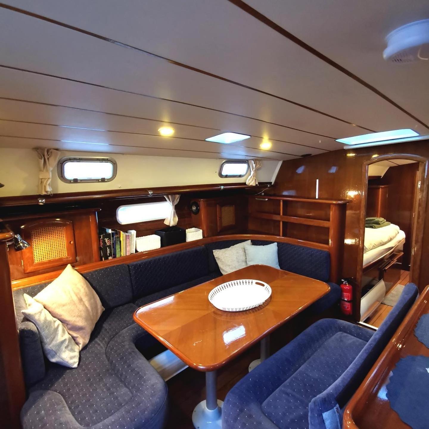 Weekend liveaboard sailing tour