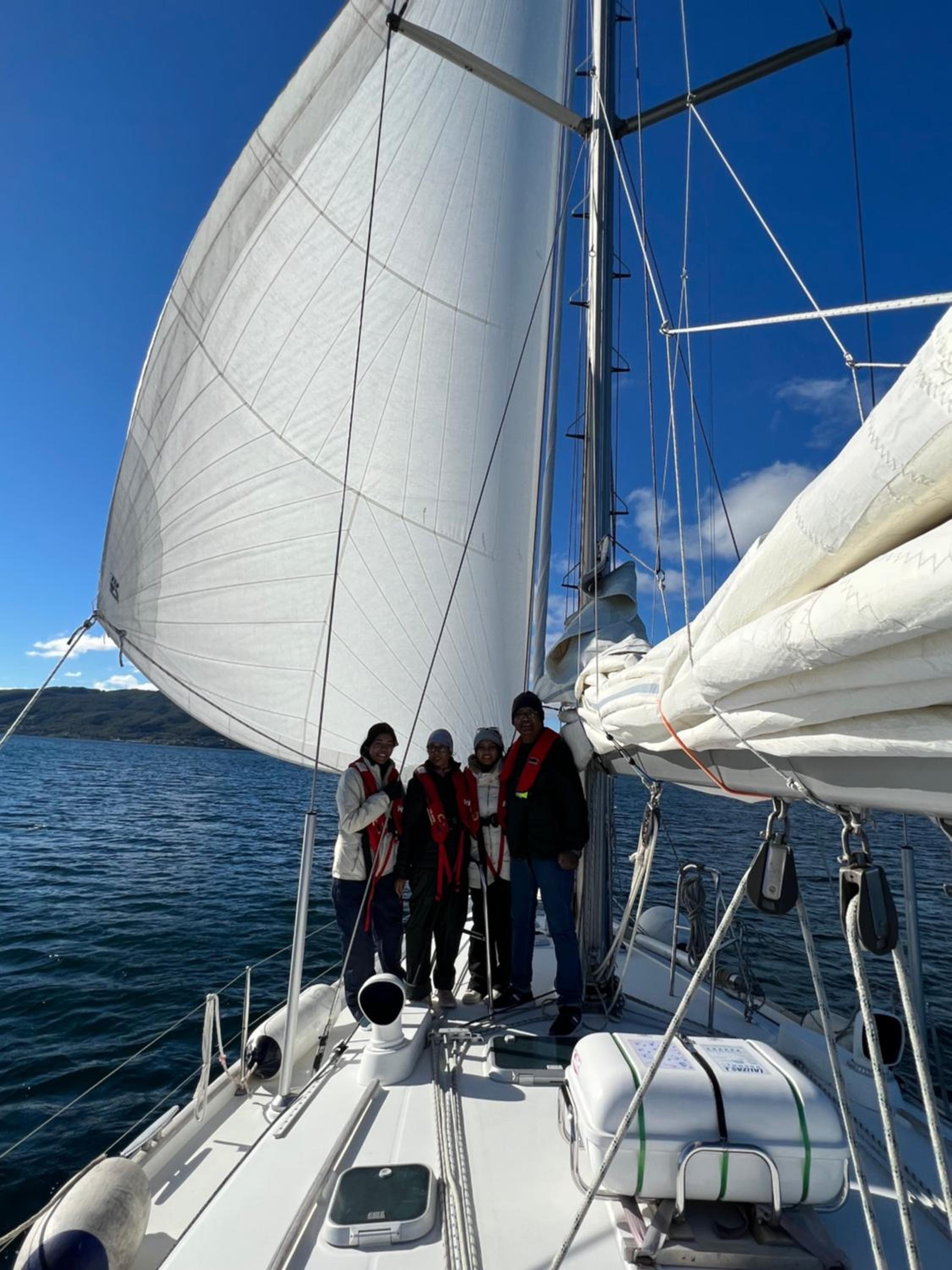 Weekend liveaboard sailing tour
