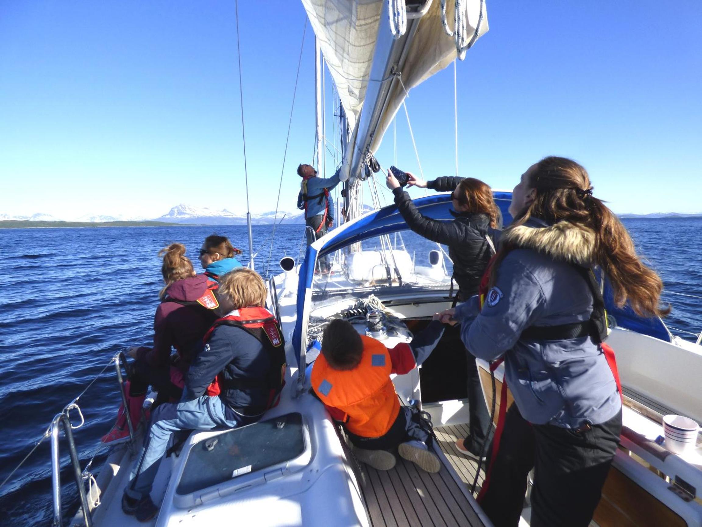 Weekend liveaboard sailing tour