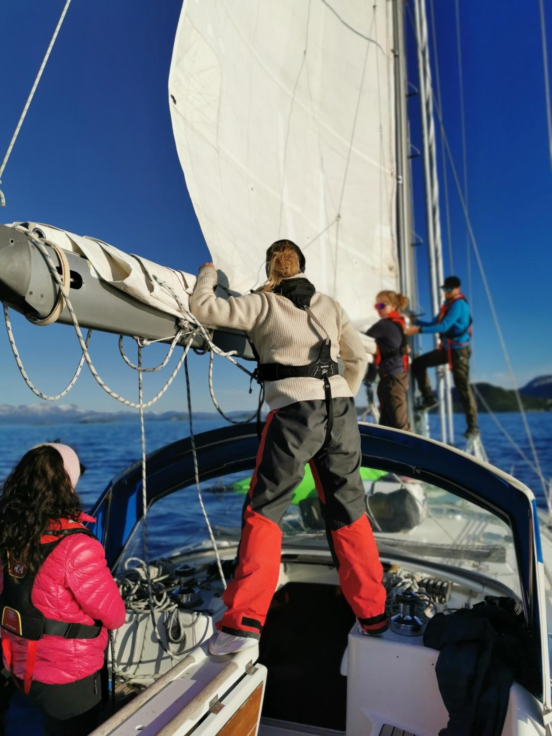 Weekend liveaboard sailing tour