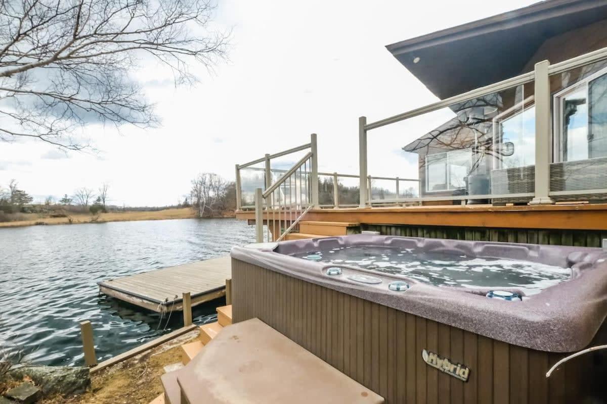 Private waterfront cottage - hot tub & kayaks