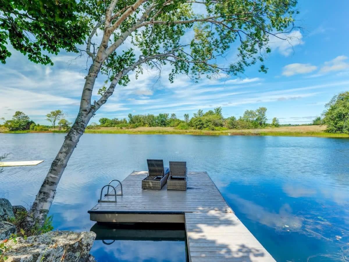 Private waterfront cottage - hot tub & kayaks