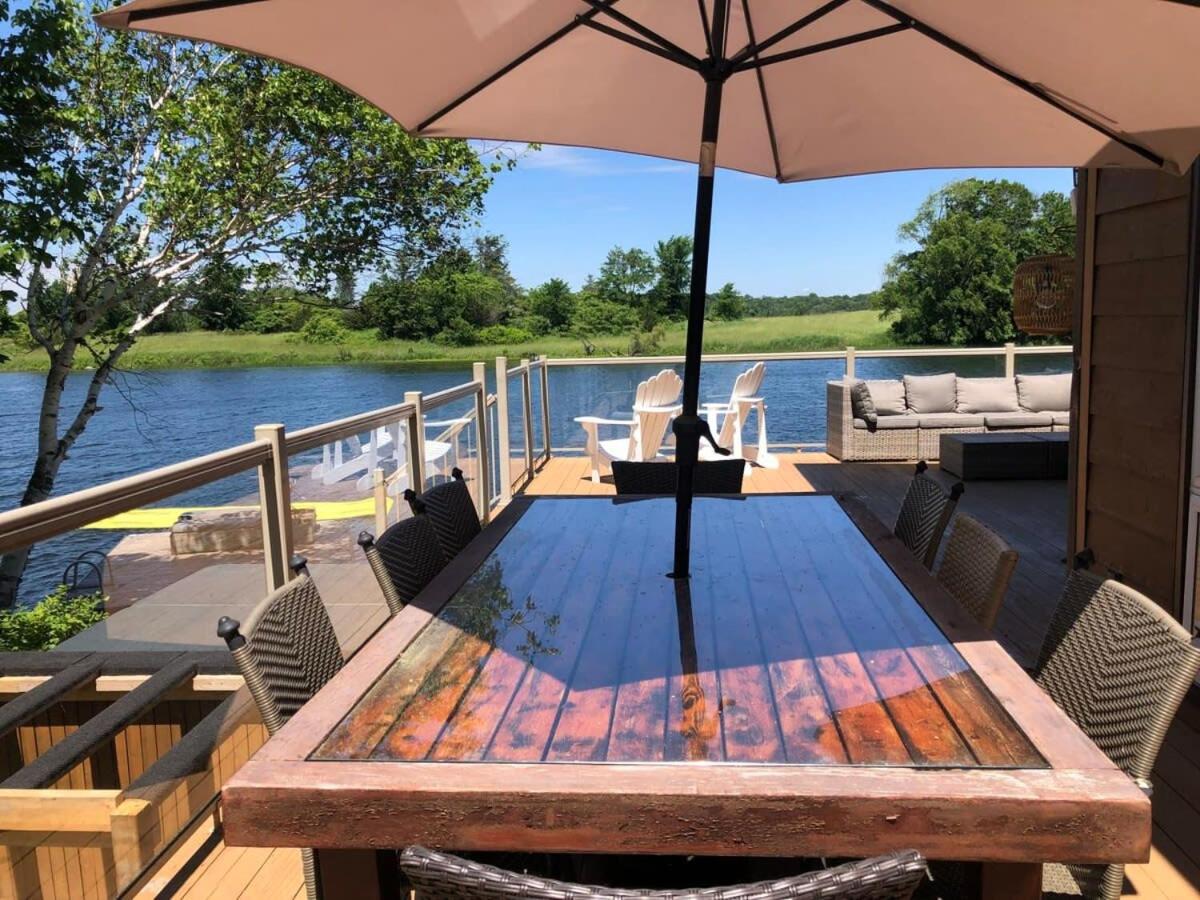 Private waterfront cottage - hot tub & kayaks