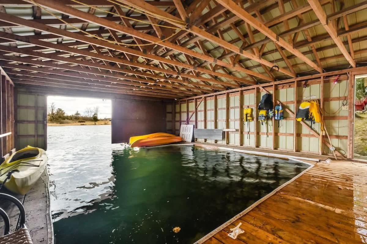 Private waterfront cottage - hot tub & kayaks