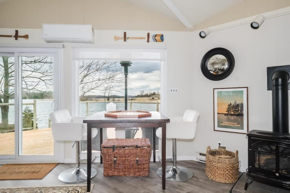 Private waterfront cottage - hot tub & kayaks