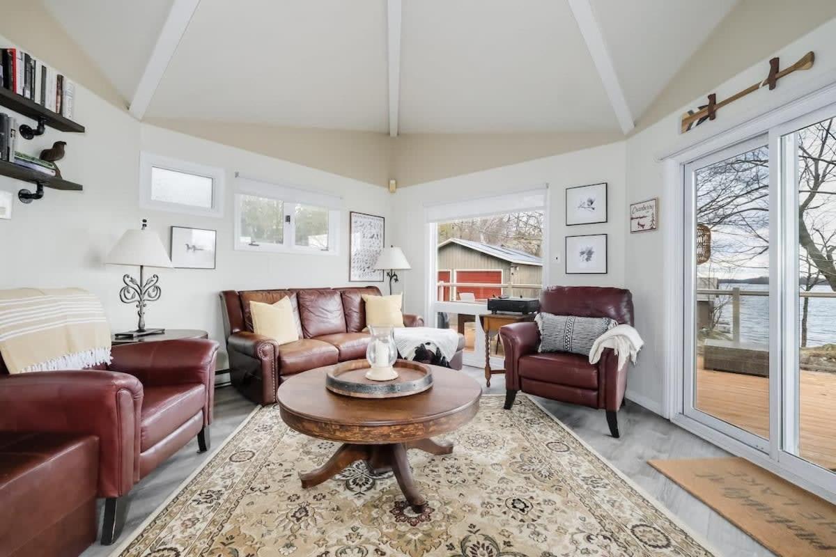 Private waterfront cottage - hot tub & kayaks