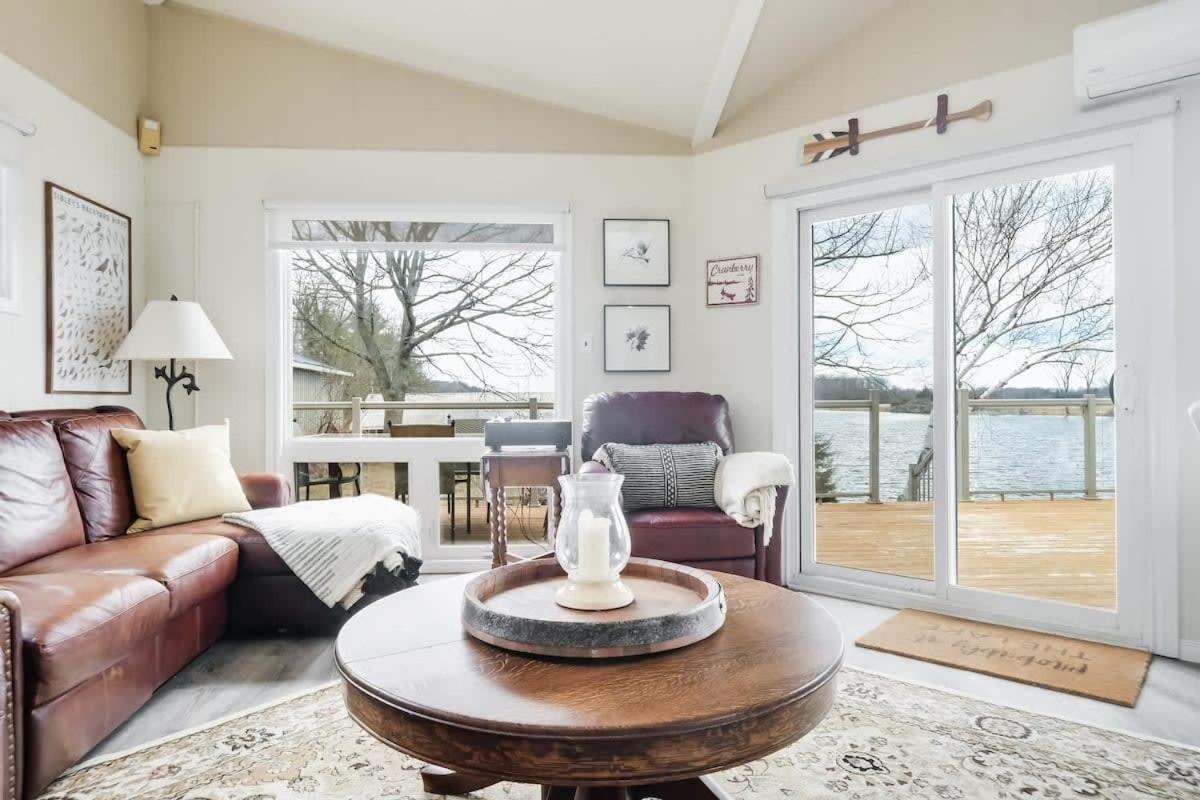 Private waterfront cottage - hot tub & kayaks