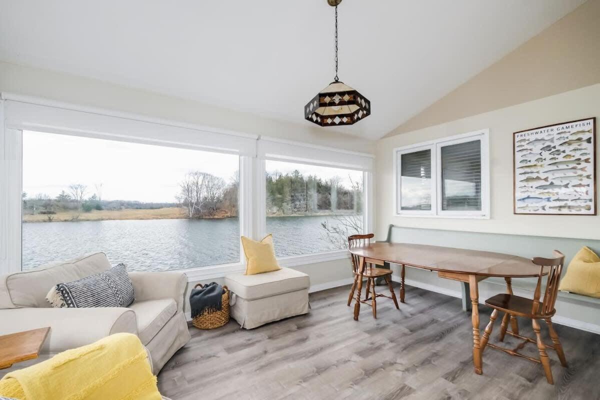 Private waterfront cottage - hot tub & kayaks