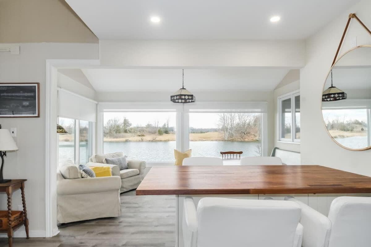 Private waterfront cottage - hot tub & kayaks