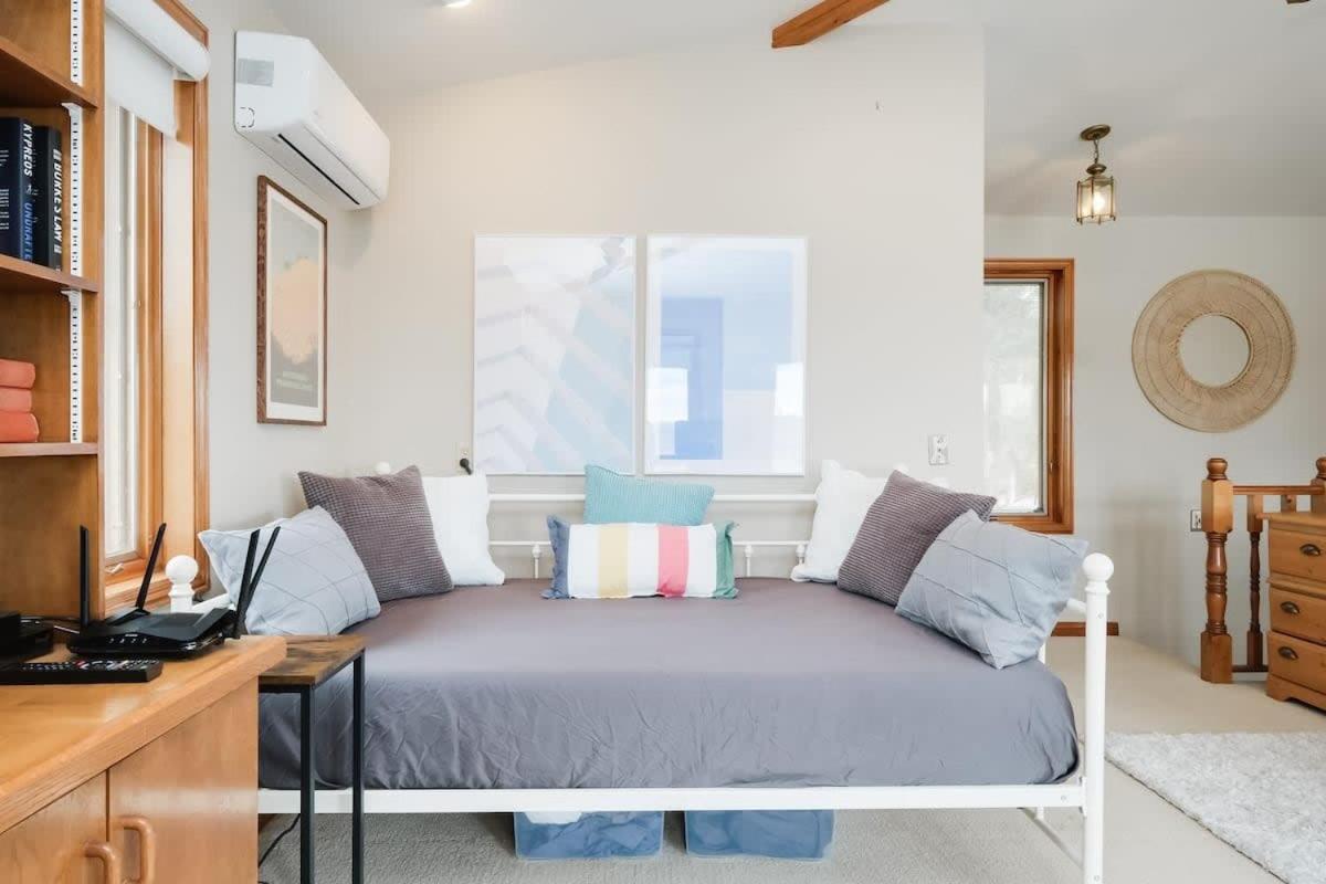 Private waterfront cottage - hot tub & kayaks