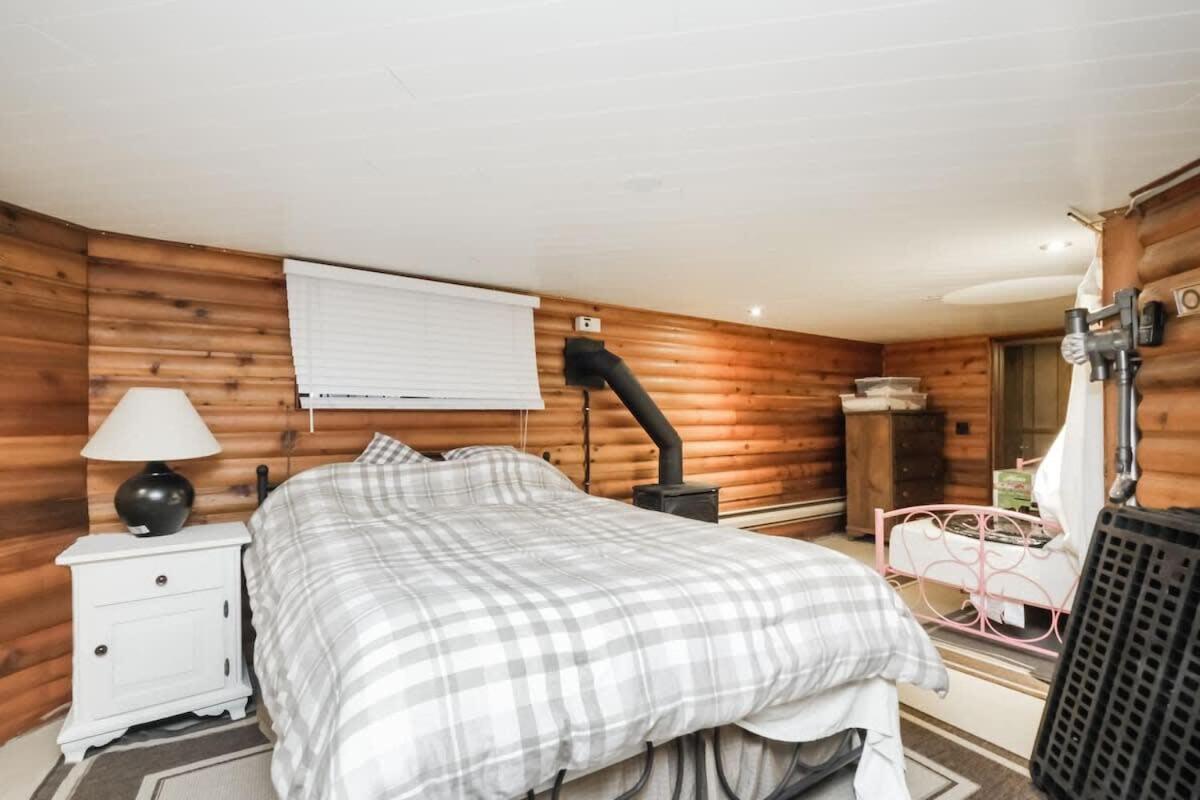 Private waterfront cottage - hot tub & kayaks