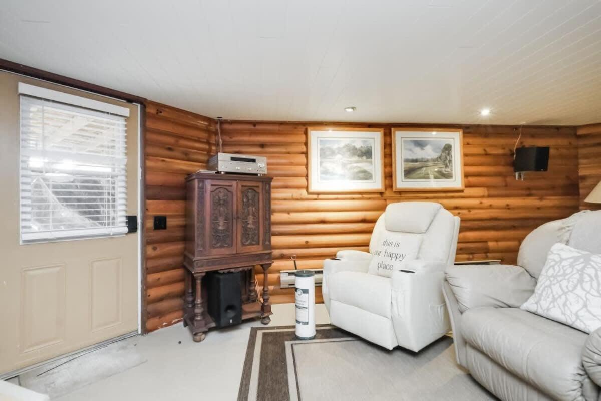 Private waterfront cottage - hot tub & kayaks