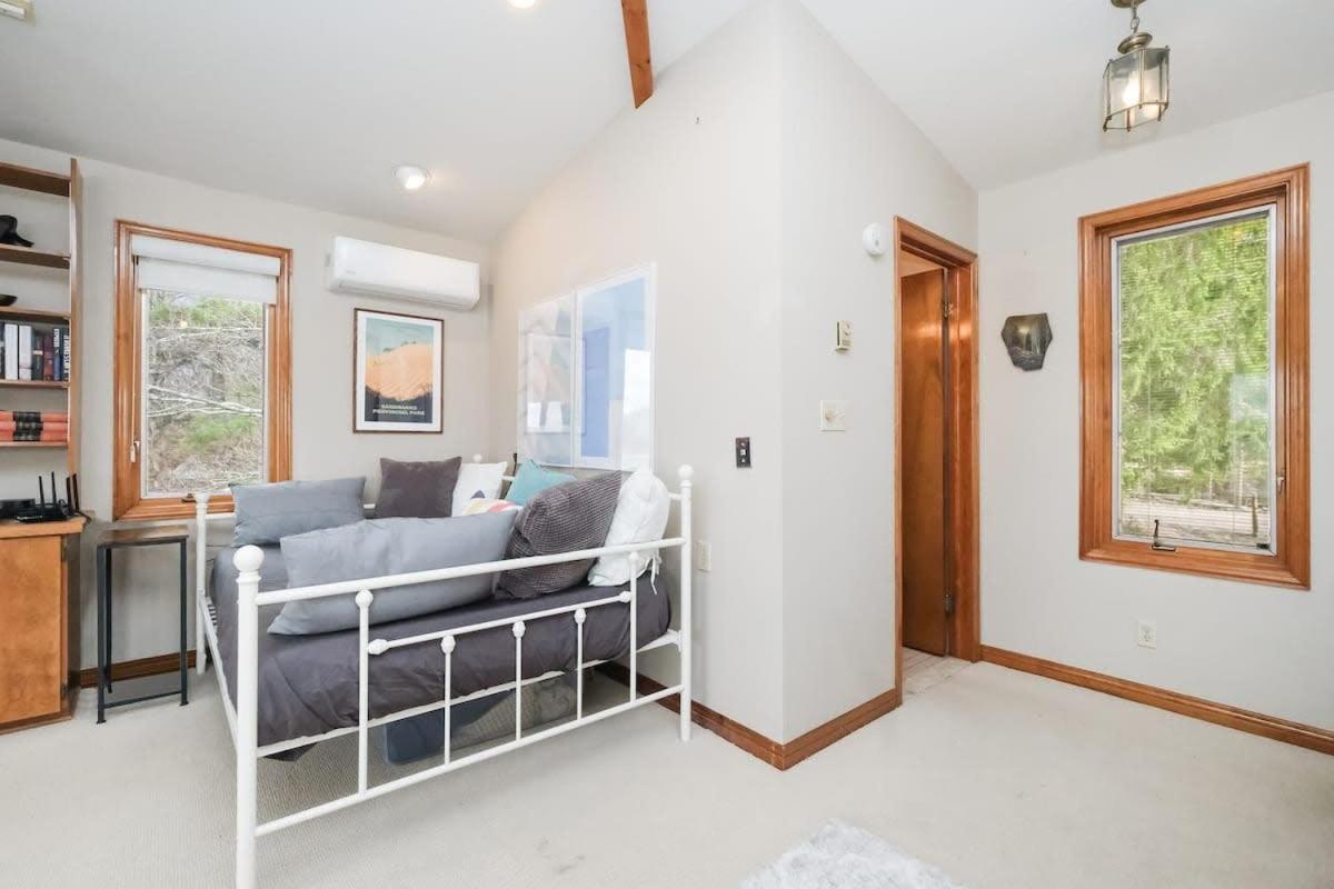 Private waterfront cottage - hot tub & kayaks