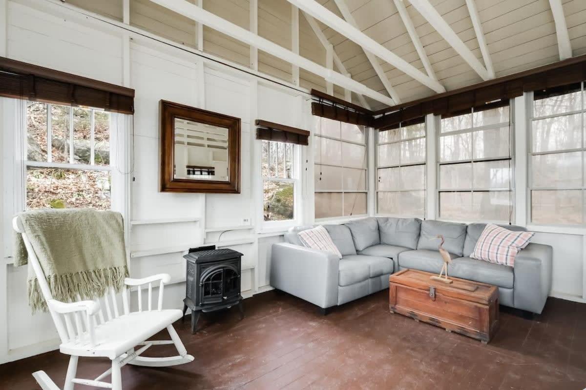 Private waterfront cottage - hot tub & kayaks