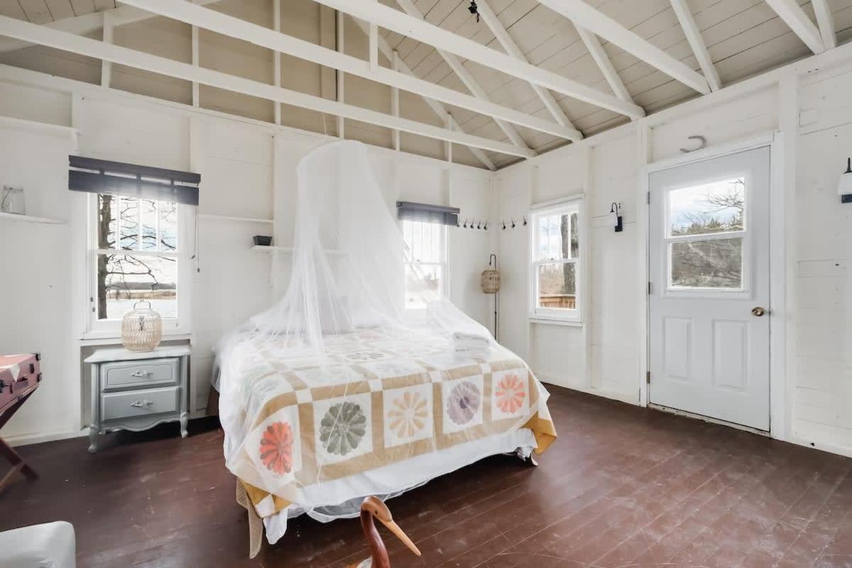 Private waterfront cottage - hot tub & kayaks