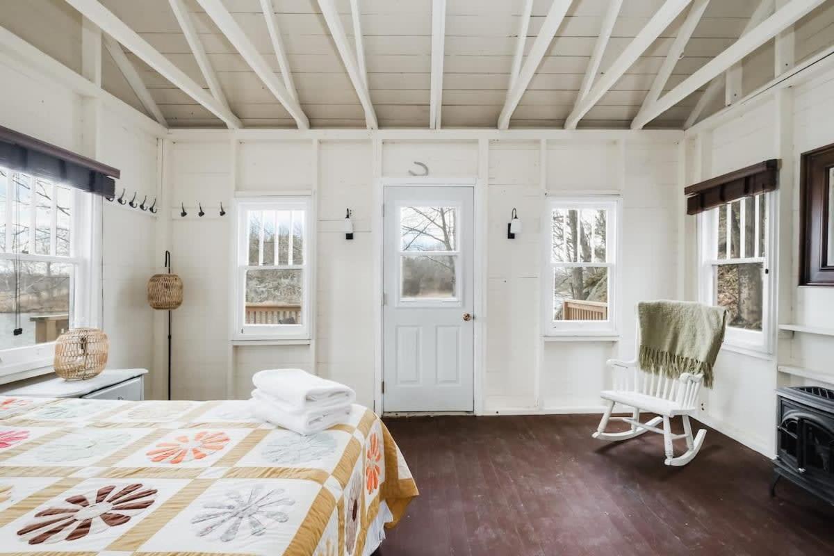 Private waterfront cottage - hot tub & kayaks