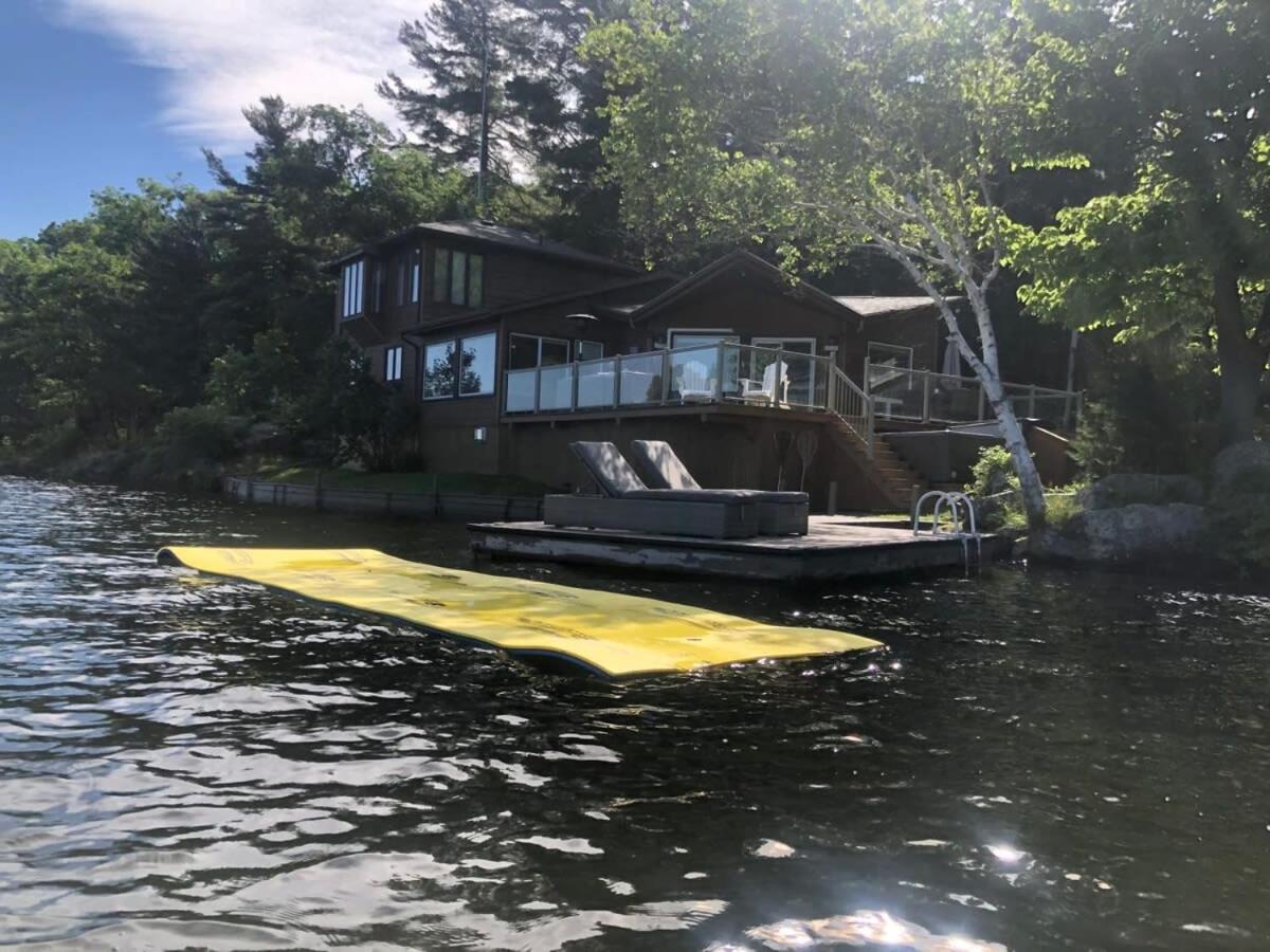 Private waterfront cottage - hot tub & kayaks