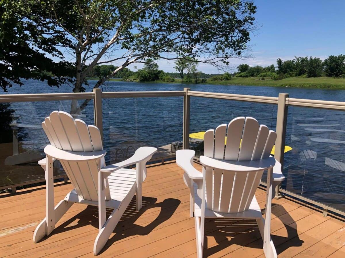 Private waterfront cottage - hot tub & kayaks