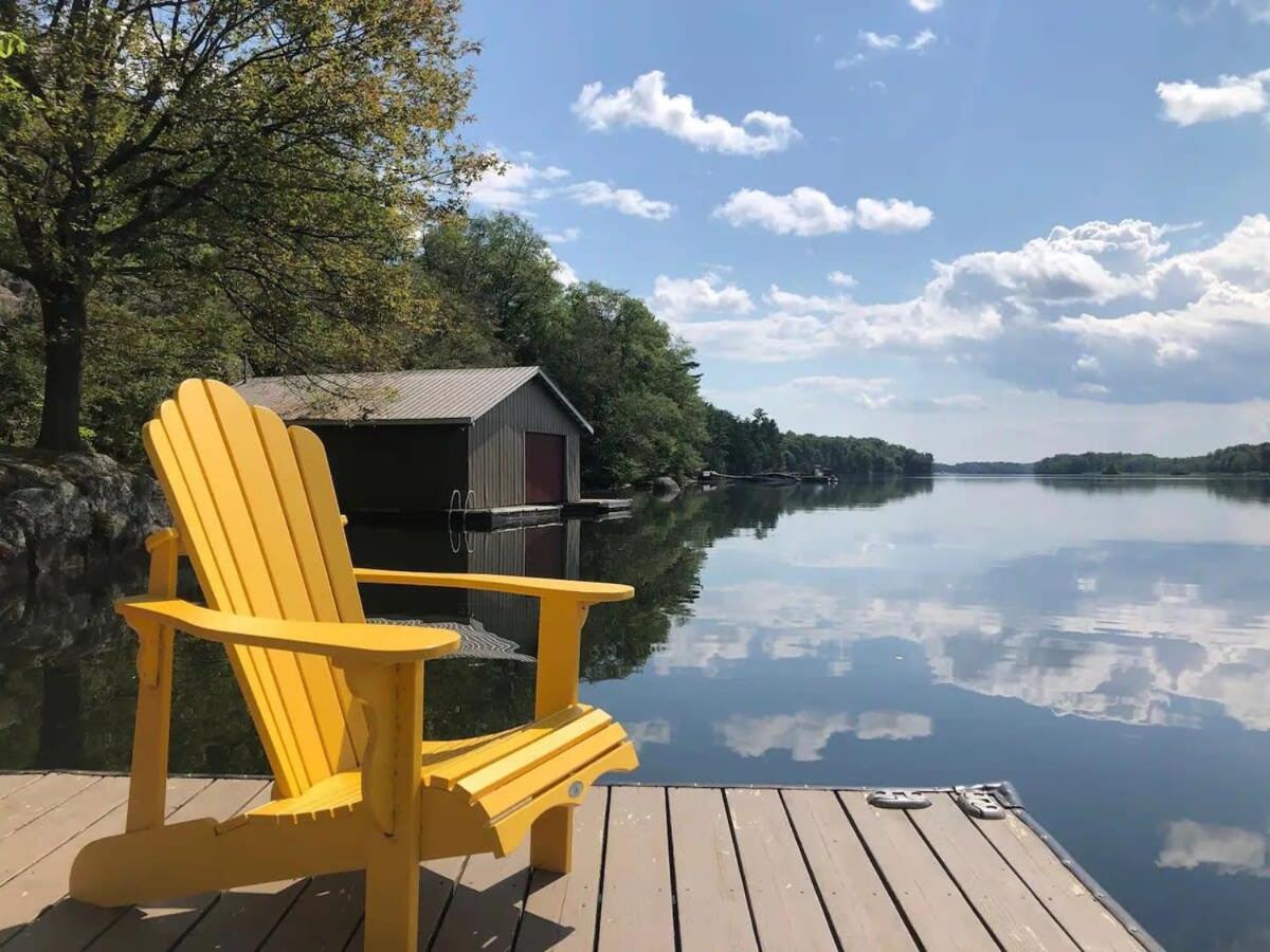 Private waterfront cottage - hot tub & kayaks